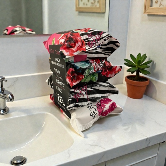 Betsey Johnson Facial Wipes 4 Pack - Picture 2 of 3